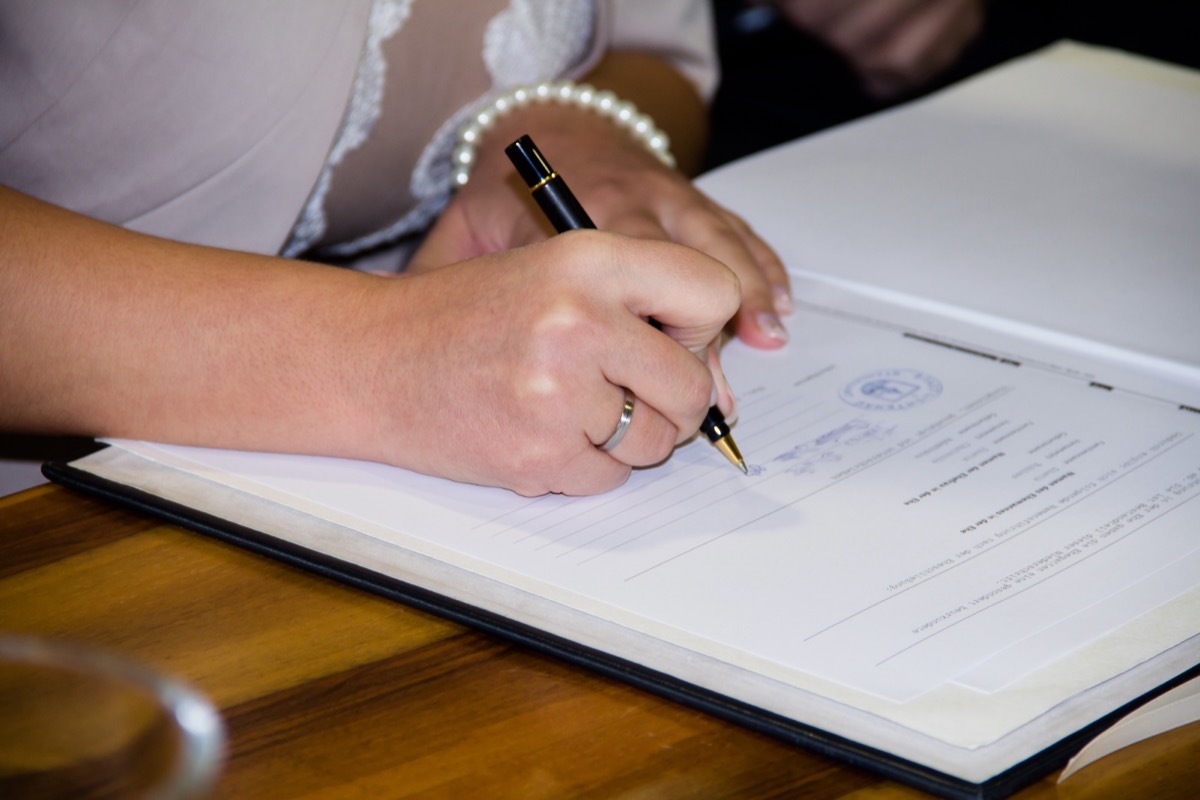Heiratsurkunde übersetzen lassen – beglaubigte Übersetzung von Heiratsurkunde durch Übersetzer für Deutsch, Englisch und 75 weitere Sprachen